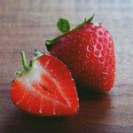 découvrez notre délicieuse charlotte aux fraises, un dessert léger et fruité, parfait pour les chaudes journées d'été. avec sa texture mousseuse et ses saveurs sucrées, ce gâteau incontournable ravira vos papilles et éblouira vos invités. recette facile à réaliser, idéale pour toutes les occasions !