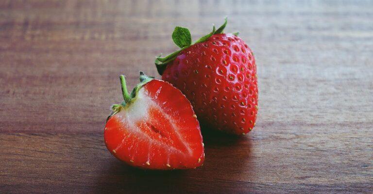découvrez notre délicieuse charlotte aux fraises, un dessert léger et fruité, parfait pour les chaudes journées d'été. avec sa texture mousseuse et ses saveurs sucrées, ce gâteau incontournable ravira vos papilles et éblouira vos invités. recette facile à réaliser, idéale pour toutes les occasions !