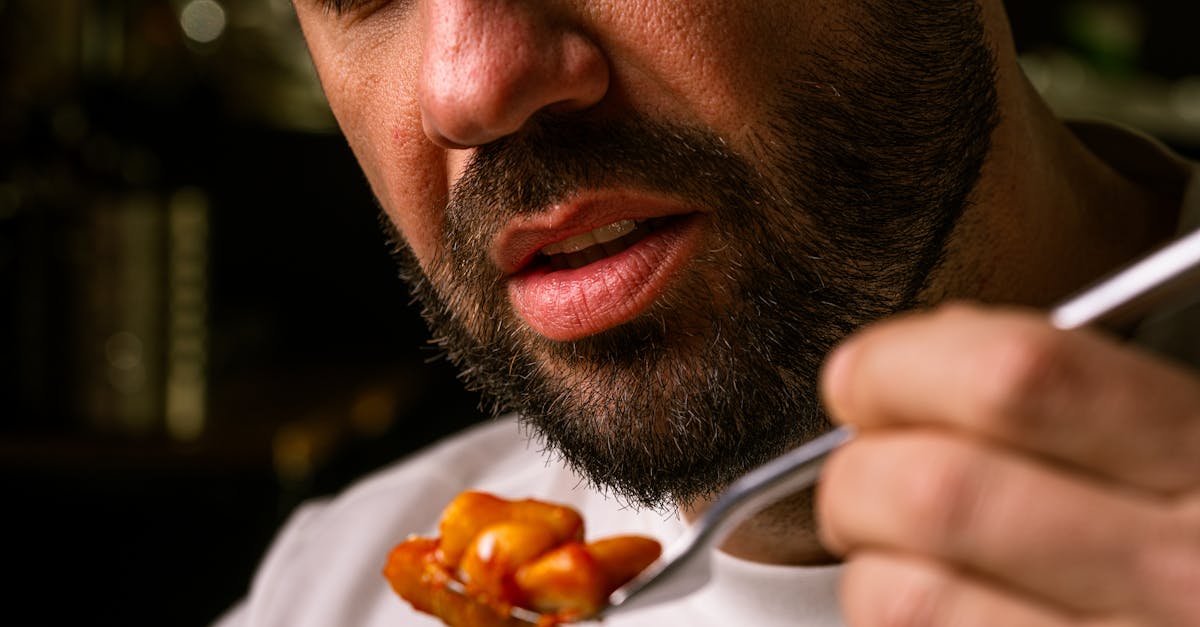 découvrez notre délicieuse sauce béarnaise, un accompagnement crémeux et savoureux qui rehaussera vos plats de viandes et légumes. idéale pour les grills et les repas conviviaux, cette recette traditionnelle à base d'estragon vous séduira par ses arômes subtils.