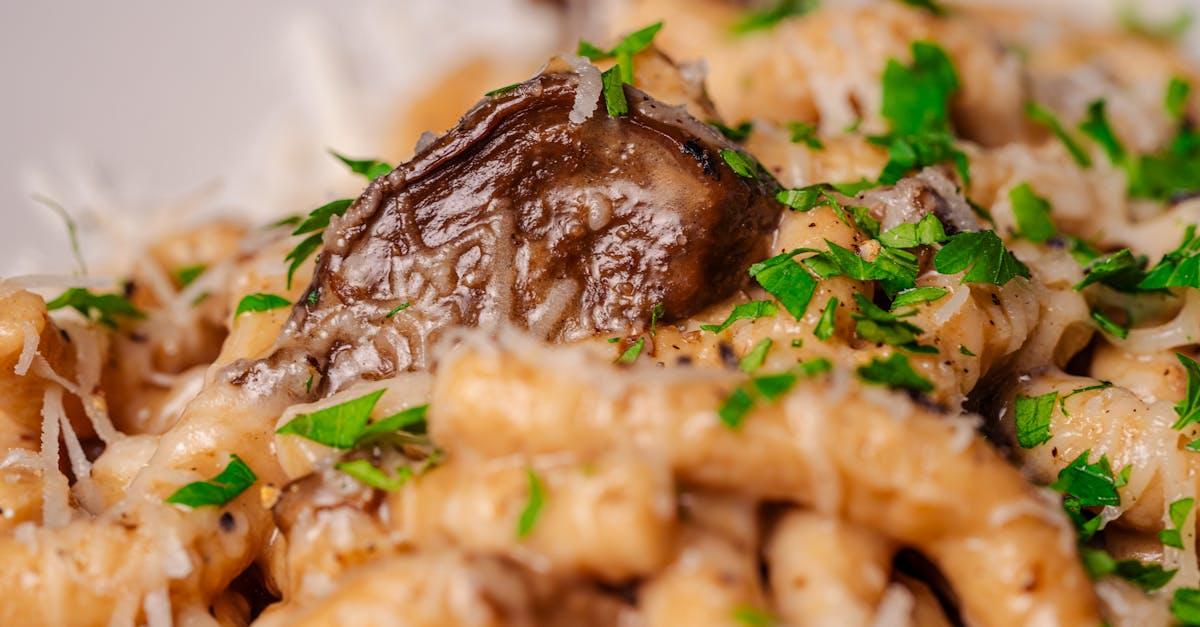 découvrez la délicieuse sauce béarnaise, une recette classique de la cuisine française, idéale pour accompagner viandes et poissons. apprenez à la préparer facilement chez vous avec des ingrédients frais et savoureux.