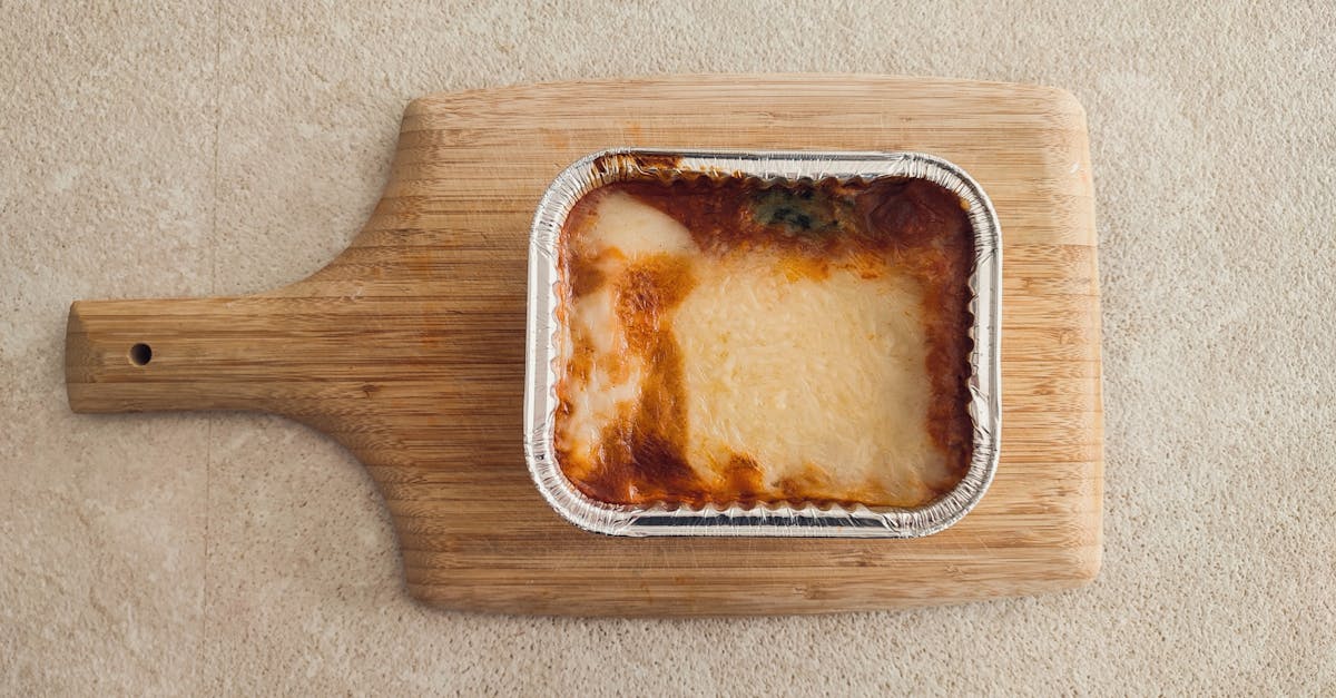 découvrez la recette facile et rapide de la béchamel, une sauce crémeuse et savoureuse qui sublimera vos plats. apprenez à préparer cette base incontournable de la cuisine française pour accompagner gratins, lasagnes et bien d'autres délices.