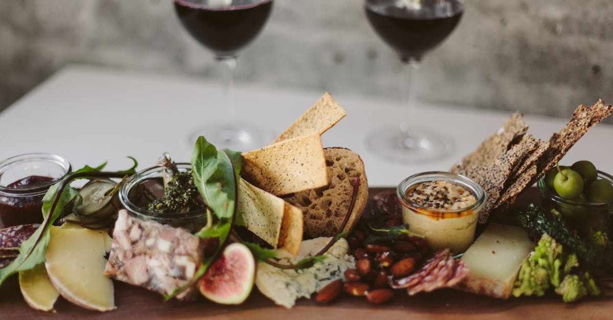 découvrez notre guide complet sur le bouquet garni, un mariage de saveurs intemporelles pour rehausser vos plats. apprenez à préparer ce mélange d'herbes aromatiques essentiel pour vos recettes, ainsi que des astuces pour l'utiliser et le conserver.