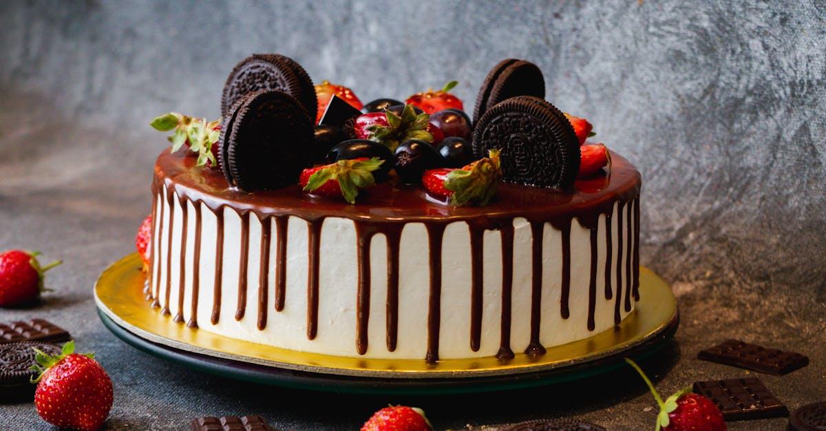découvrez la richesse et la douceur d'une ganache au chocolat, un incontournable de la pâtisserie. apprenez à préparer cette délicieuse crème gourmande pour sublimer vos desserts, que ce soit pour un glaçage, une fourrure ou une simple dégustation. idéale pour tous les amateurs de chocolat!