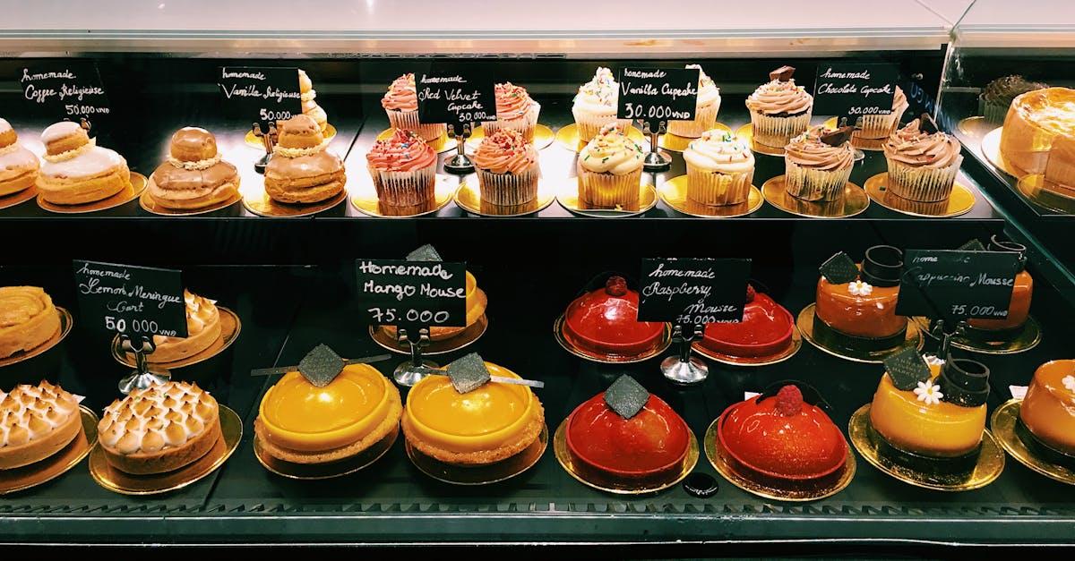 découvrez la richesse et la douceur de la ganache au chocolat, une préparation culinaire incontournable pour vos desserts. parfaite pour glacer, fourrer ou napper vos gâteaux et pâtisseries, cette recette simple et délicieuse vous séduira à coup sûr.