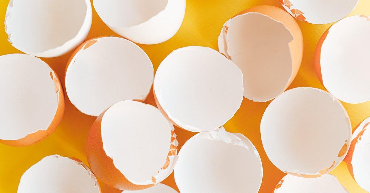 découvrez la technique infaillible pour casser des œufs sans écraser les coquilles. apprenez des astuces pratiques et des conseils de chefs pour réussir vos recettes à base d'œufs avec facilité.
