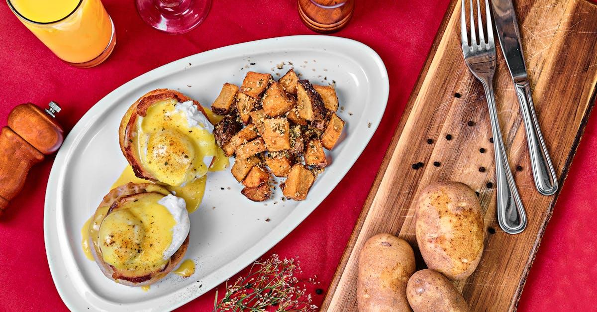 découvrez la recette authentique de la sauce hollandaise, une émulsion crémeuse à base de jaunes d'œufs, de beurre et de jus de citron. idéale pour accompagner les légumes, les œufs bénédictes ou le poisson, cette sauce classique ajoutera une touche raffinée à vos plats.