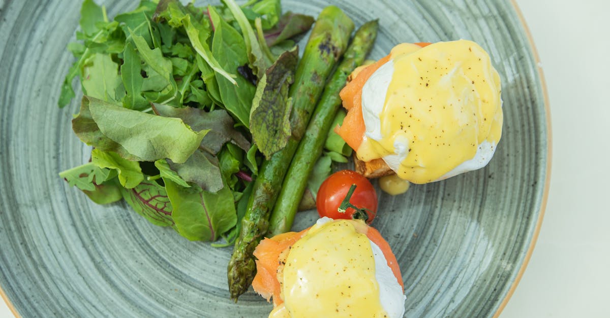 découvrez la recette authentique de la sauce hollandaise, une délicieuse émulsion à base de jaunes d'œufs et de beurre, parfaite pour accompagner vos plats de légumes, poissons et oeufs bénédictine. ajoutez une touche gastronomique à vos repas avec cette sauce onctueuse et savoureuse.
