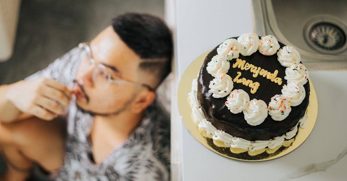 découvrez le mystère de l'invisible cake, un délice sucré où le goût se cache derrière une texture légère et aérienne. parfait pour une dégustation unique, ce gâteau surprenant séduira vos papilles tout en restant discret sur l'assiette.