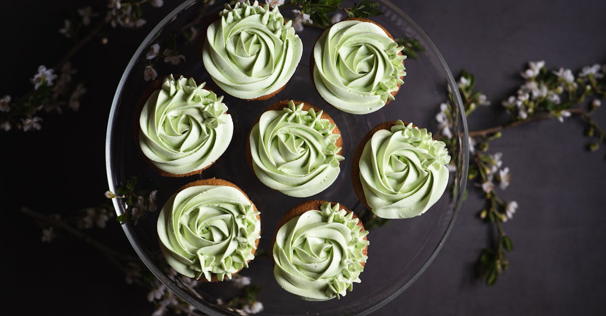 découvrez la recette de la meringue italienne, une préparation délicate à base de blancs d'œufs et de sucre, idéale pour sublimer vos desserts. apprenez à maîtriser cette technique pour réaliser des éclairs, des tartes ou des macarons irréprochables.