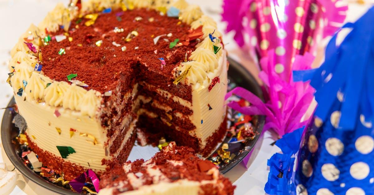 découvrez le délice du king cake, une tradition festive incontournable! savourez ce gâteau riche en saveurs, orné de couleurs vives, parfait pour célébrer mardi gras et d'autres occasions spéciales. plongez dans une expérience gourmande unique!