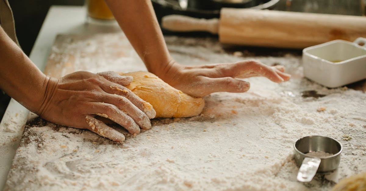 découvrez l'art du pétrissage : techniques, conseils et astuces pour maîtriser cette étape essentielle dans la préparation de vos pâtes. que vous soyez débutant ou passionné de cuisine, apprenez à donner du corps et de la texture à votre pain fait maison!