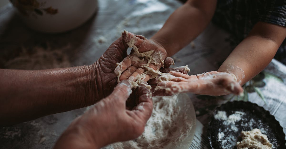 découvrez l'art du pétrissage avec notre guide complet sur les techniques, conseils et astuces pour maîtriser cette étape essentielle de la pâtisserie et de la boulangerie.