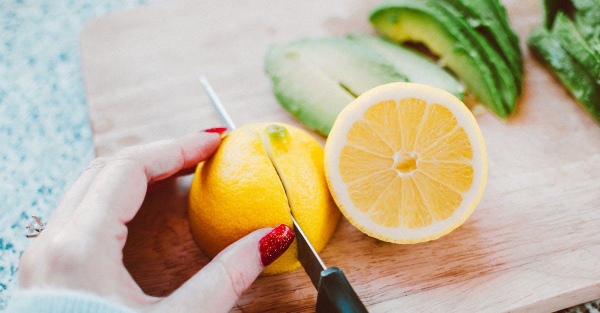 découvrez les multiples bienfaits du citron, cet agrume rafraîchissant et parfumé. apprenez comment l'intégrer à votre alimentation, ses vertus pour la santé, ainsi que des astuces pour l'utiliser en cuisine et en cosmétique.