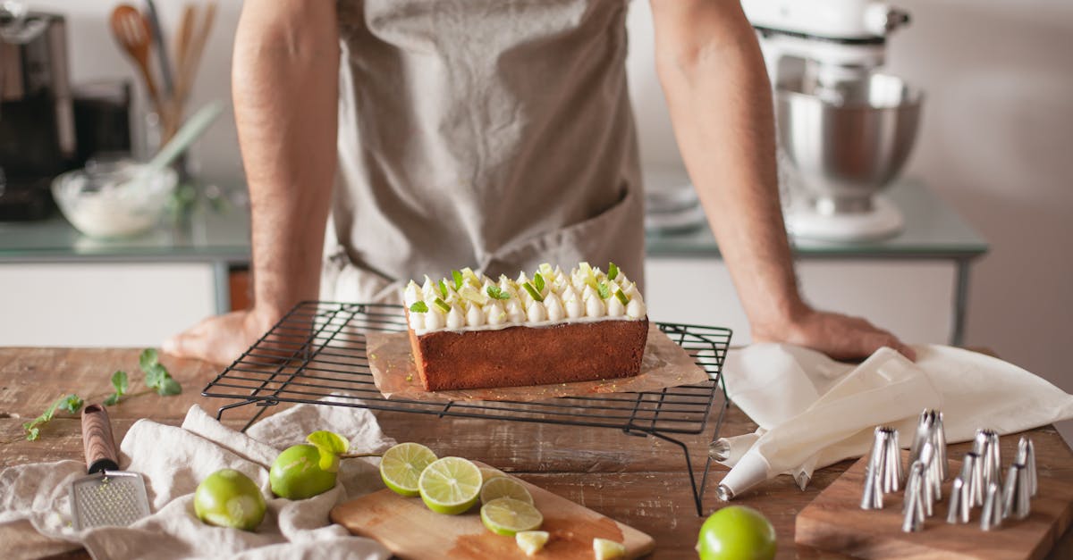 découvrez notre délicieuse crème pâtissière au citron vert, parfaite pour garnir vos desserts et pâtisseries. cette recette simple et rafraîchissante allie le goût acidulé du citron vert à une texture onctueuse, idéale pour impressionner vos convives.