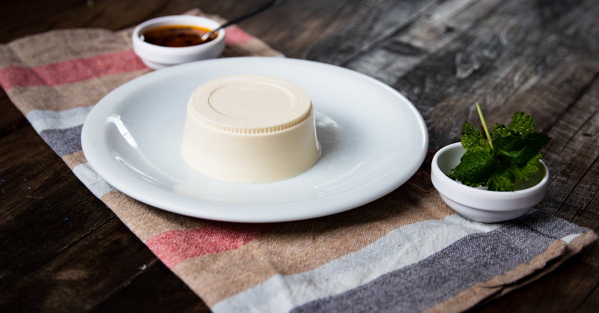 découvrez la recette délicieuse et crémeuse de la panna cotta, un dessert italien irrésistible. facile à préparer, ce doux délice se marie parfaitement avec des fruits frais, un coulis ou du chocolat pour une expérience gourmande inoubliable.