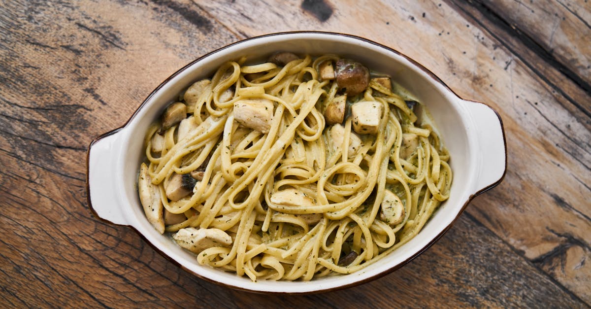 découvrez l'art de préparer un pesto maison délicieux et authentique. cette sauce italienne à base de basilic, pignons de pin et parmesan rehaussera vos plats de pâtes, sandwiches et plus encore. suivez nos conseils pour réussir votre pesto et apporter une touche méditerranéenne à vos recettes.