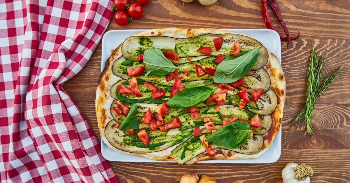 découvrez le monde savoureux du pesto ! apprenez à préparer cette délicieuse sauce italienne à base de basilic, de pignons de pin, d'ail et d'huile d'olive. idéale pour rehausser vos pâtes, vos viandes ou vos légumes, le pesto apportera une touche d'authenticité à vos plats.