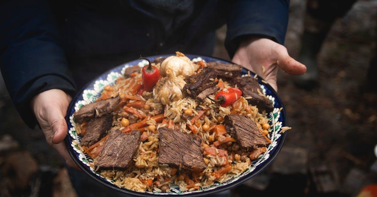 découvrez le pilaf, un plat savoureux à base de riz, parfumé d'épices et souvent accompagné de légumes ou de viandes. apprenez à préparer ce délice culinaire qui ravira vos papilles et celles de vos invités.