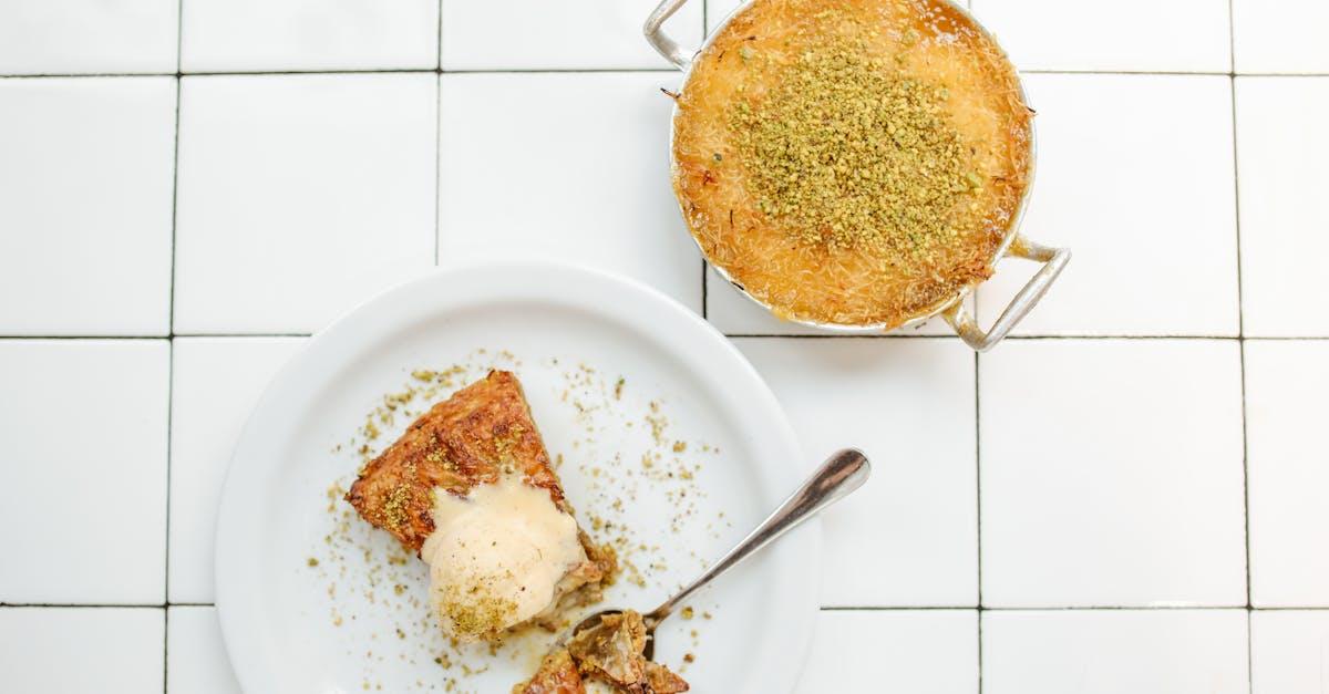 découvrez la crème pâtissière à la pistache, un délice sucré et onctueux qui apporte une touche gourmande à vos desserts. parfaite pour garnir vos tartes, éclairs ou millefeuilles, cette crème allie le goût délicat de la pistache à la douceur de la pâtisserie française.