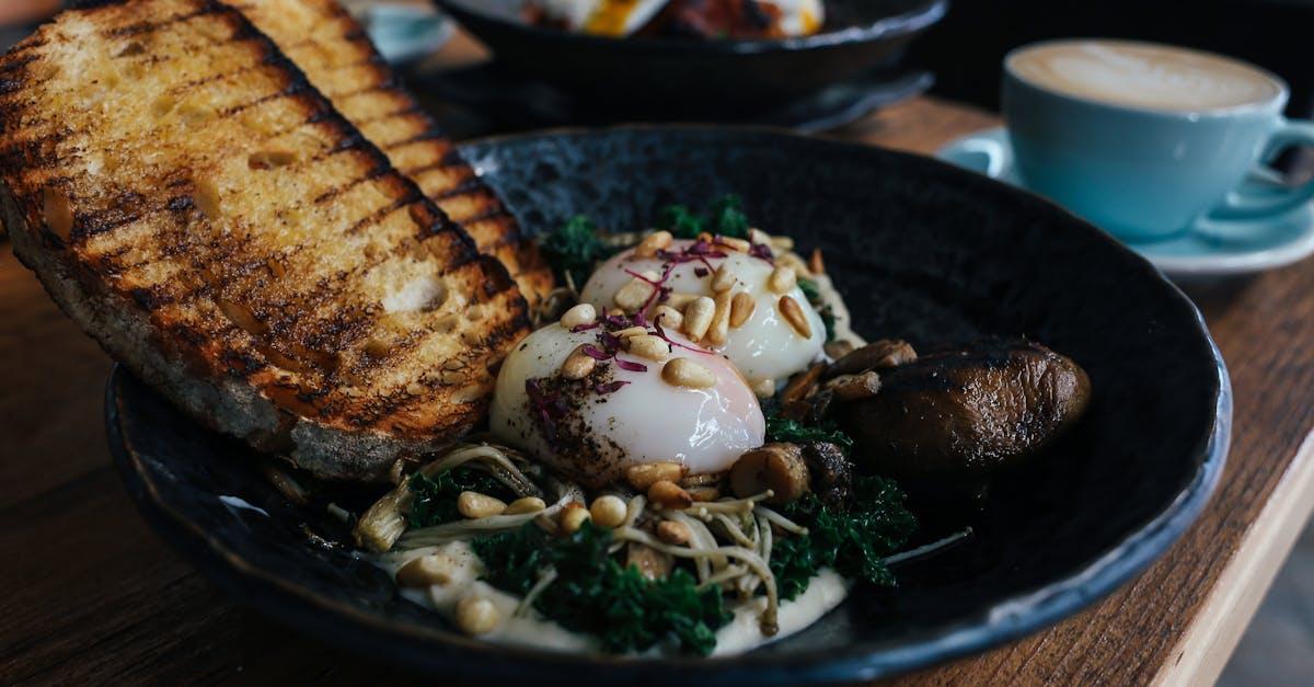 découvrez la délicieuse simplicité des œufs pochés, un incontournable de la cuisine qui allie texture soyeuse et saveurs délicates. parfait pour un brunch raffiné ou une entrée élégante, apprenez à maîtriser cette technique culinaire pour impressionner vos convives !