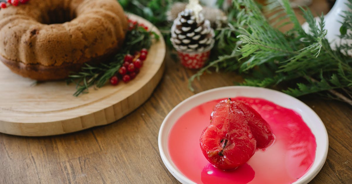 découvrez notre délicieuse recette de poires pochées, un dessert savoureux et raffiné. apprenez à préparer ce plat élégant à partir de poires juteuses, cuites à la perfection dans un sirop parfumé aux épices, pour une touche gourmande à vos repas.