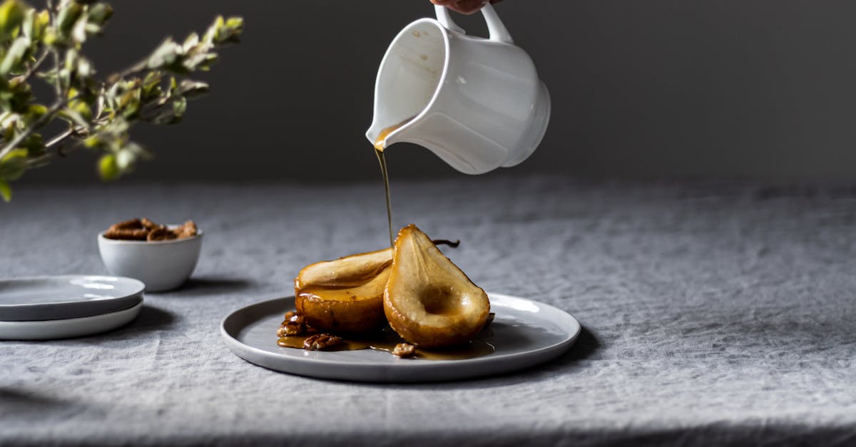 découvrez une délicieuse recette de poires pochées, un dessert raffiné et sain. apprenez à préparer ce classique de la cuisine avec des épices et un sirop léger, pour une expérience gourmande qui ravira vos invités.