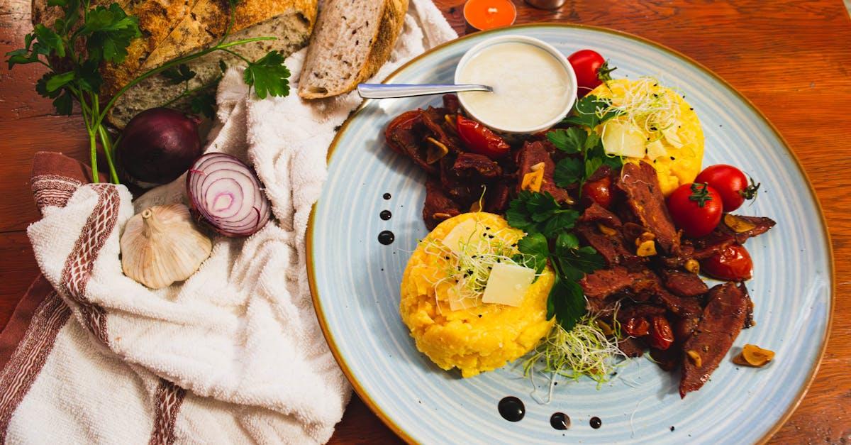 découvrez la polenta, un plat savoureux à base de maïs. facile à préparer, elle se décline en plusieurs recettes pour accompagner viandes, légumes ou se déguster seule. apprenez à cuisiner la polenta pour ajouter une touche italienne à vos repas.
