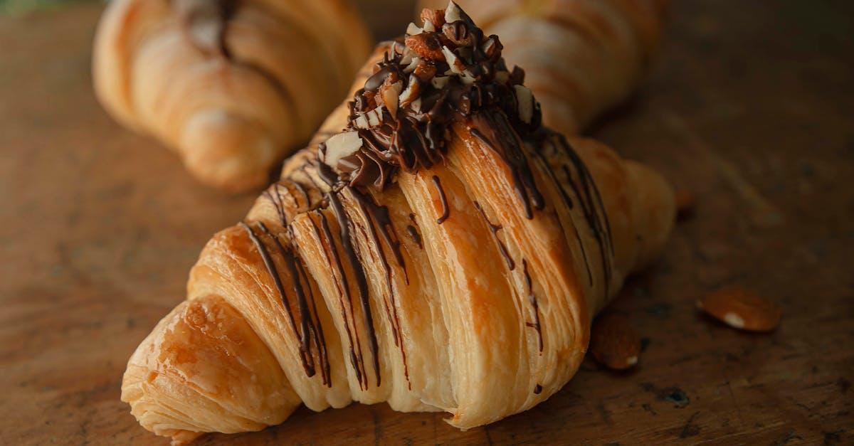 découvrez l'art de la pâte feuilletée, un incontournable de la pâtisserie française. apprenez à préparer des délices croustillants et savoureux qui raviront vos papilles, des tartes aux feuilletés garnis. parfait pour toutes vos créations culinaires !