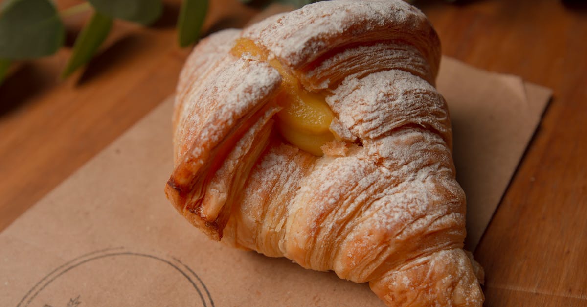 découvrez l'art de la pâtisserie avec notre guide complet sur la pâte feuilletée. apprenez à réaliser des recettes délicieuses, des astuces pratiques et des techniques pour maîtriser cette pâte légère et croustillante, idéale pour vos tartes, vol-au-vent et autres créations savoureuses.