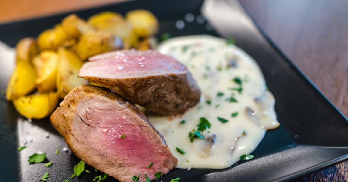 découvrez l'univers riche et savoureux des sauces avec notre guide complet. apprenez à préparer des sauces classiques et innovantes qui rehausseront vos plats, du simple condiment aux créations gourmet. transformez vos recettes et émerveillez vos invités!