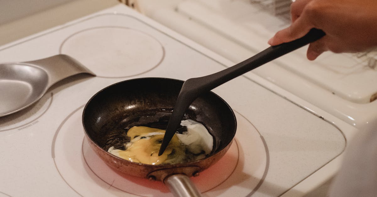 découvrez la recette parfaite des œufs brouillés : crémeux, savoureux et faciles à préparer. apprenez les astuces pour obtenir une texture légère et aérée, idéale pour un petit-déjeuner copieux ou un brunch réussi.