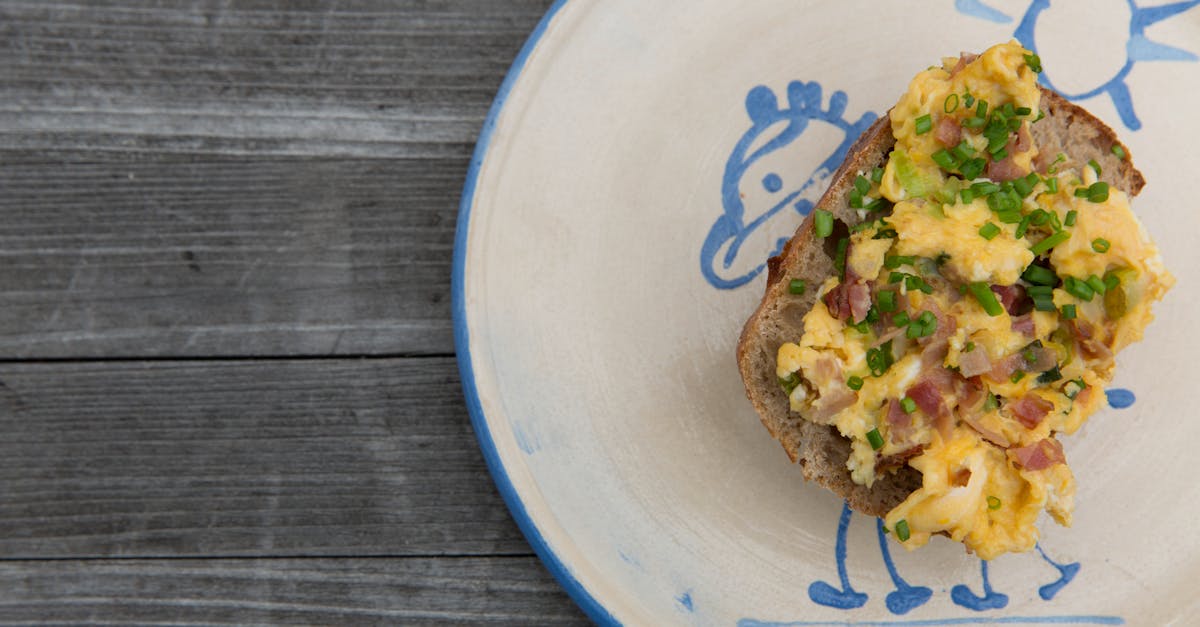 découvrez notre délicieuse recette d'œufs brouillés, un plat simple et rapide à préparer. parfait pour le petit-déjeuner ou un brunch copieux, ces œufs crémeux et savoureux raviront vos papilles. apprenez les astuces pour une texture parfaite et personnalisez-les avec vos ingrédients préférés.