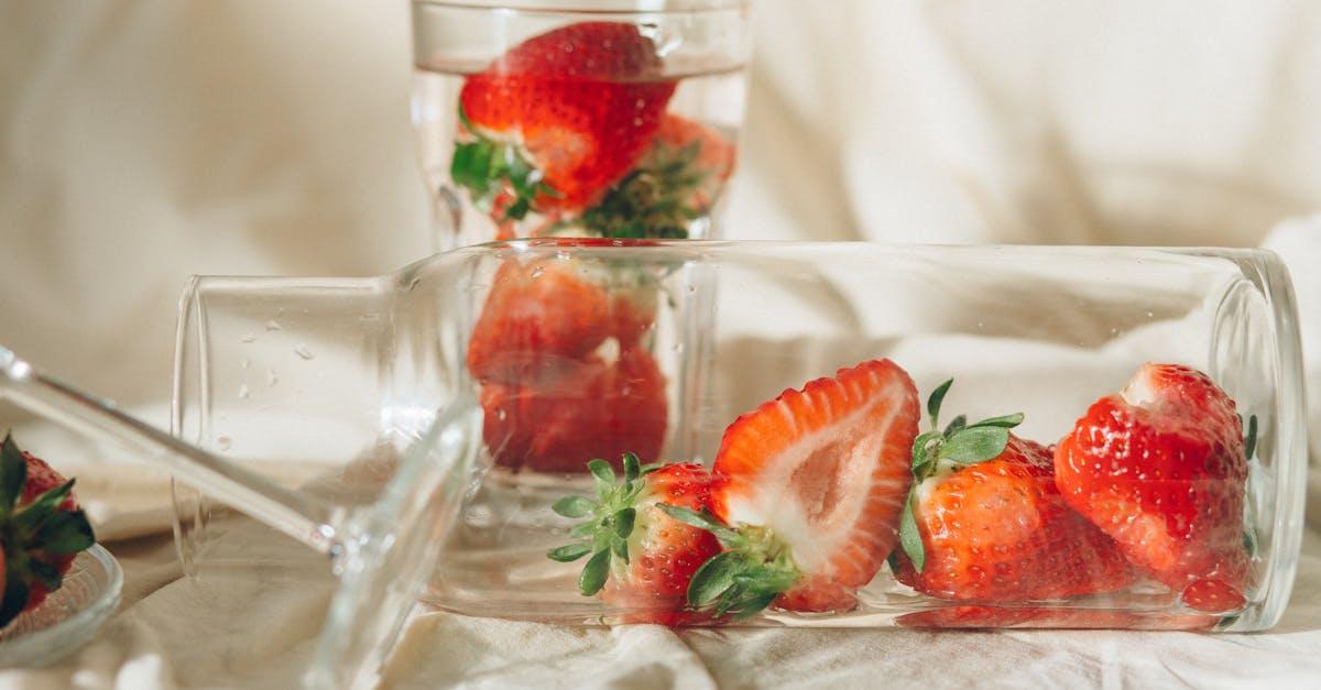 découvrez l'univers délicieux et sucré des fraises ! plongez dans des recettes savoureuses, des bienfaits nutritionnels et des conseils pour choisir et conserver vos fraises. une expérience gourmande qui séduira tous les amateurs de ce fruit emblématique.