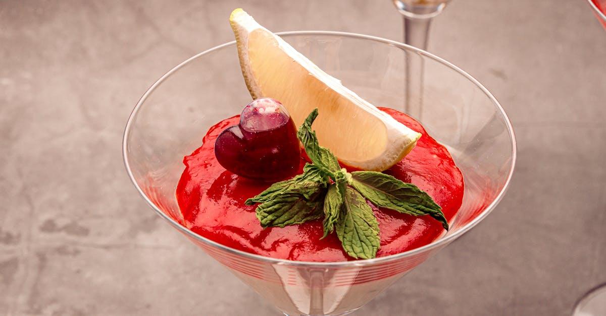 découvrez notre délicieuse mousse aux fraises, un dessert léger et aérien, alliant la douceur des fraises fraîches à une texture crémeuse irrésistible. parfaite pour toutes les occasions, elle ravira vos papilles et émerveillera vos invités !