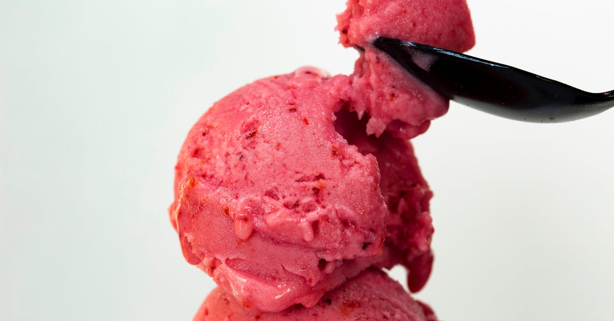 découvrez notre délicieux sorbet aux fraises, une douceur fruitée et rafraîchissante parfaite pour les journées ensoleillées. fabriqué à partir de fraises fraîches et d'ingrédients naturels, ce dessert glacé est une explosion de saveurs estivales qui ravira vos papilles. idéal pour une pause gourmande ou en accompagnement de vos desserts préférés.