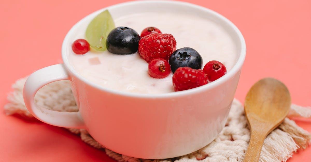 découvrez la douceur et la légèreté de notre yaourt à la fraise, une délicieuse fusion de lait crémeux et de fraises fraîches. parfait pour un en-cas sain ou un dessert rafraîchissant, ce yaourt vous fera fondre de plaisir tout en offrant une touche fruitée et gourmande à votre quotidien.