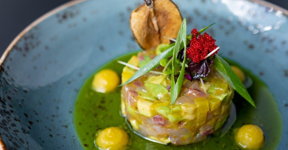 découvrez la recette incontournable de la tartare sauce, une mayonnaise savoureuse agrémentée d'herbes fraîches et de cornichons, parfaite pour accompagner vos plats de fruits de mer ou de viandes. apprenez à la préparer facilement et régalez vos invités avec cette délicieuse sauce maison.
