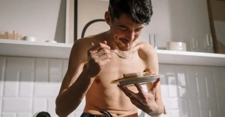 Comment préparer un croque-monsieur parfait découvrez la recette classique du croque-monsieur, un sandwich savoureux au fromage et au jambon, grillé à la perfection. idéal pour un déjeuner rapide ou un brunch gourmand, ce délice français ravira vos papilles.