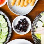 découvrez nos délicieuses pâtisseries au jambon, une fusion parfaite de saveurs dans chaque bouchée! idéales pour un repas léger, un apéritif ou un pique-nique, ces créations sucrées-salées raviront les amateurs de bonnes choses. commandez dès maintenant et régalez vos papilles!