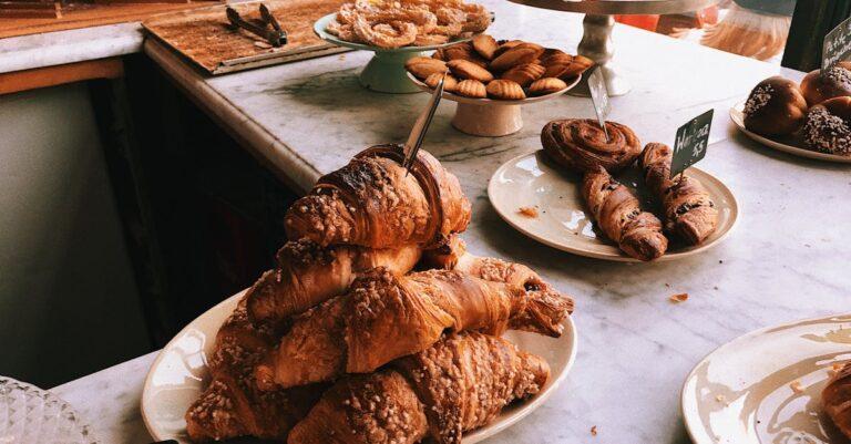 découvrez les secrets de la pâte feuilletée ! apprenez à préparer cette délicieuse base de pâtisserie légère et croustillante, idéale pour vos quiches, desserts et autres créations culinaires. suivez nos astuces pour réussir la pâte feuilletée à tous les coups.