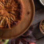 savourez une délicieuse tarte aux pommes, un classique de la pâtisserie, alliant le goût sucré des pommes juteuses et une pâte dorée et croustillante. parfaite pour toutes les occasions, elle met en valeur le mariage parfait des saveurs traditionnelles.