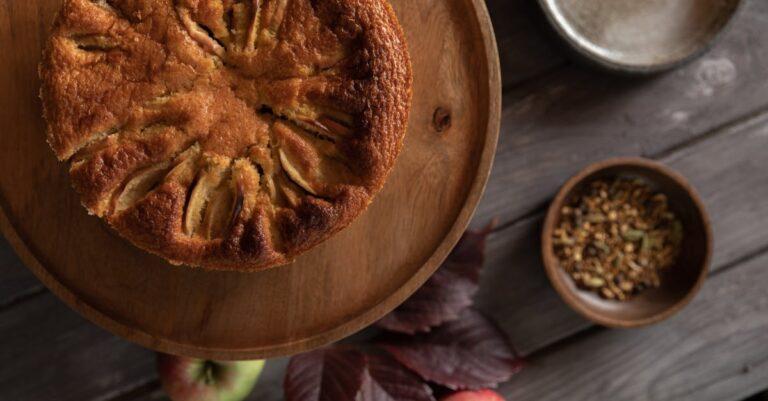 savourez une délicieuse tarte aux pommes, un classique de la pâtisserie, alliant le goût sucré des pommes juteuses et une pâte dorée et croustillante. parfaite pour toutes les occasions, elle met en valeur le mariage parfait des saveurs traditionnelles.