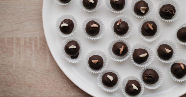 découvrez l'univers délicieux des pralines : des bonbons enrobés de chocolat, remplis de saveurs irrésistibles. idéales pour satisfaire vos envies sucrées ou à offrir en cadeau, les pralines se déclinent en une multitude de recettes qui raviront les gourmands !