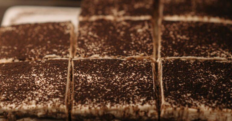 découvrez la douceur irrésistible du tiramisu, un dessert italien classique à base de café, de mascarpone et de biscuits savoyards. parfait pour épater vos invités lors de vos repas ou simplement pour vous faire plaisir.