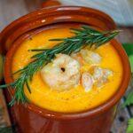 découvrez une délicieuse recette de pâtes au saumon fumé, mêlant saveurs raffinées et simplicité. un plat rapide à préparer, parfait pour impressionner vos invités ou régaler votre famille lors d'un dîner. savourez la fusion parfaite du saumon fumé, de la crème et des herbes fraîches.