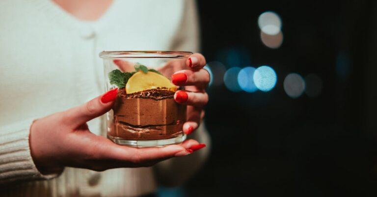 découvrez notre délicieuse mousse au chocolat, un dessert onctueux et fondant qui ravira les amateurs de chocolat. avec des ingrédients de qualité et une préparation simple, réalisez facilement ce classique de la pâtisserie qui séduira vos convives à coup sûr.