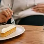 découvrez la recette facile et rapide du mug cake, ce délicieux gâteau individuel préparé en quelques minutes au micro-ondes. parfait pour satisfaire une envie sucrée à tout moment de la journée!