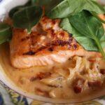 découvrez notre délicieuse recette de gratin d'épinards au saumon, un plat savoureux et réconfortant qui allie le goût tendre du saumon aux épinards frais, le tout gratiné à la perfection pour une expérience culinaire inoubliable.