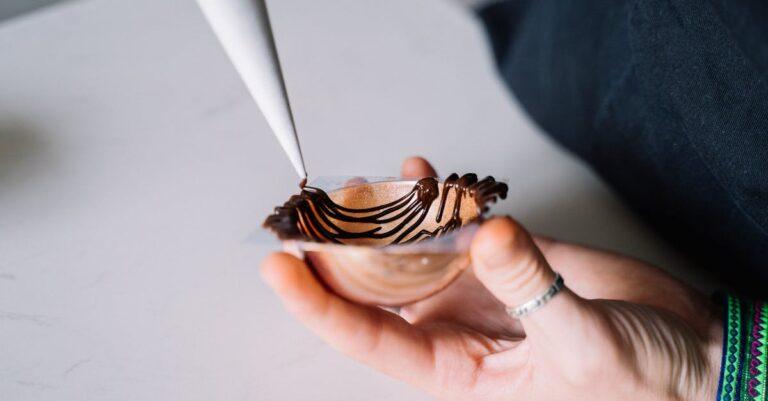 découvrez l'univers du piping, une technique culinaire qui transforme la décoration de vos plats et desserts. apprenez les astuces et techniques pour maîtriser cet art sucré et réaliser des présentations époustouflantes.