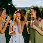 découvrez le paris-brest, un dessert emblématique de la pâtisserie française, composé de pâte à choux, garni de crème pralinée et saupoudré d'amandes effilées. un délice à déguster sans modération !